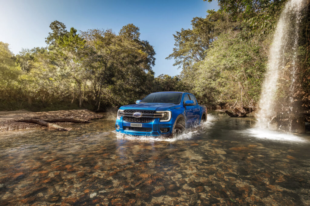 Ford Ranger XLT 2024 azul de frente