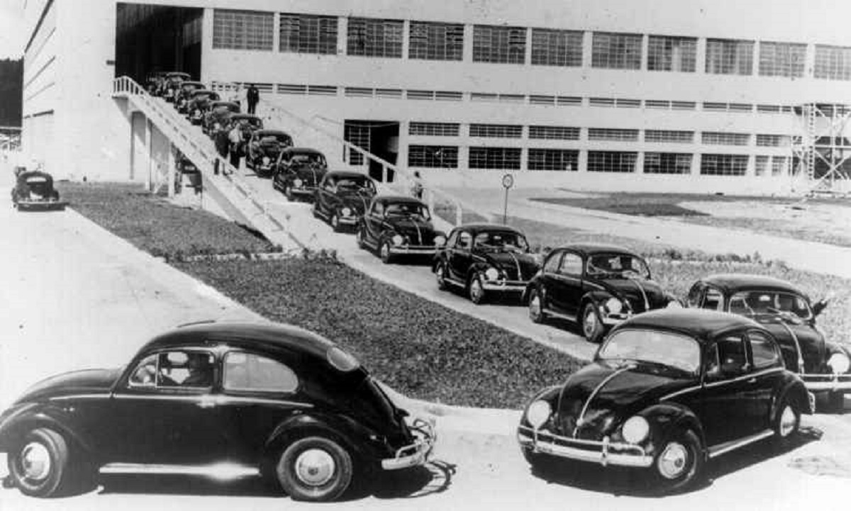 Fuscas saindo da planta de Anchieta em 1959, primeira fábrica da marca construída fora da Alemanha