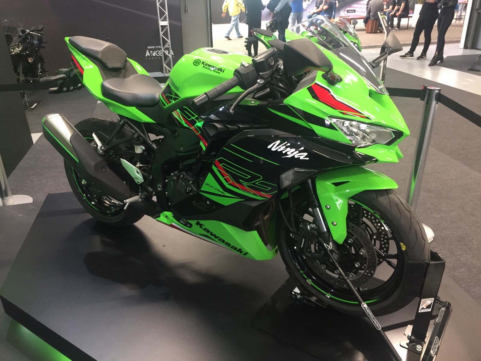 festival de interlagos 2023 kawasaki ninja zx 4r verde estatica no estande