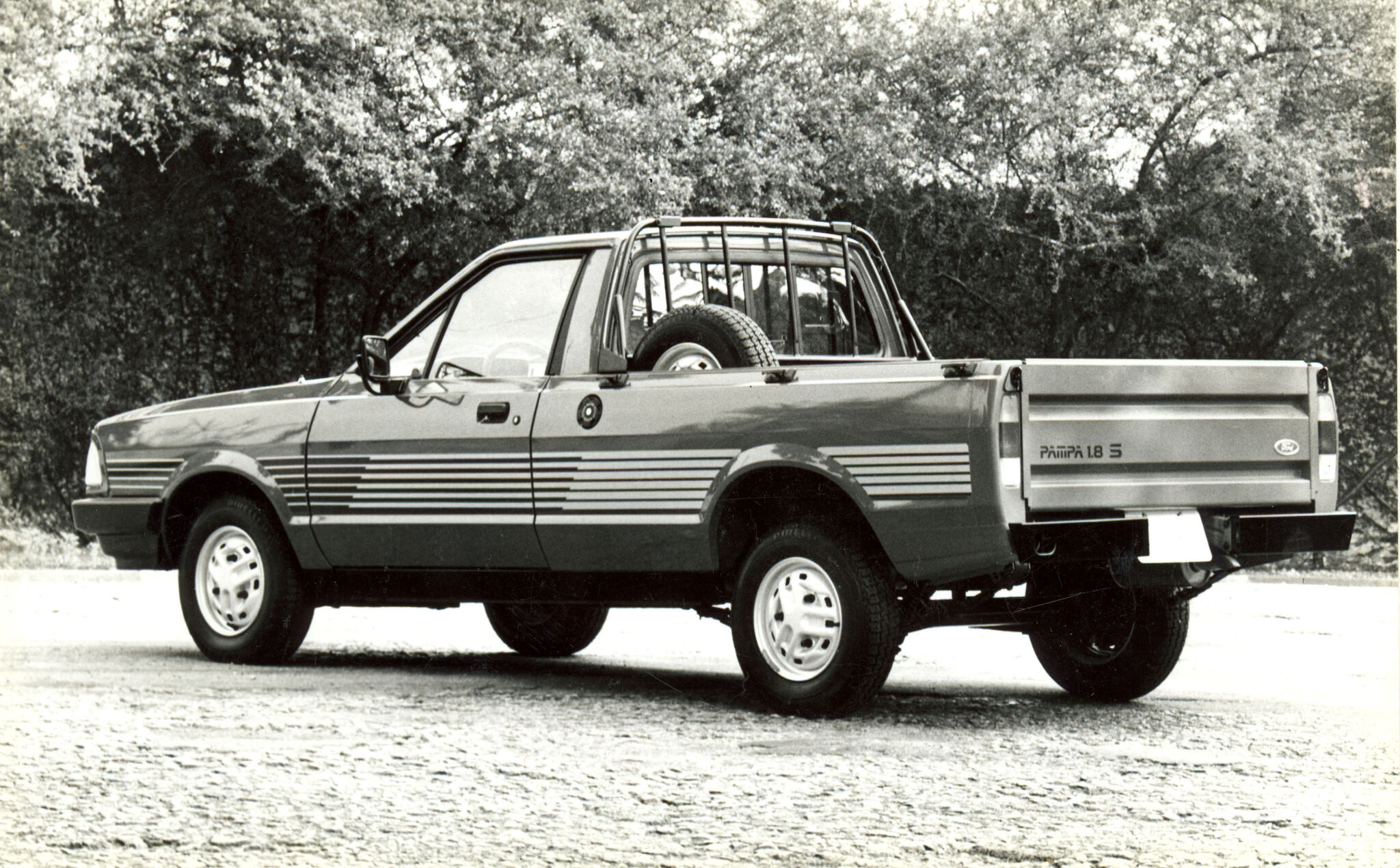 Ford Pampa 1.8S de traseira estacionada