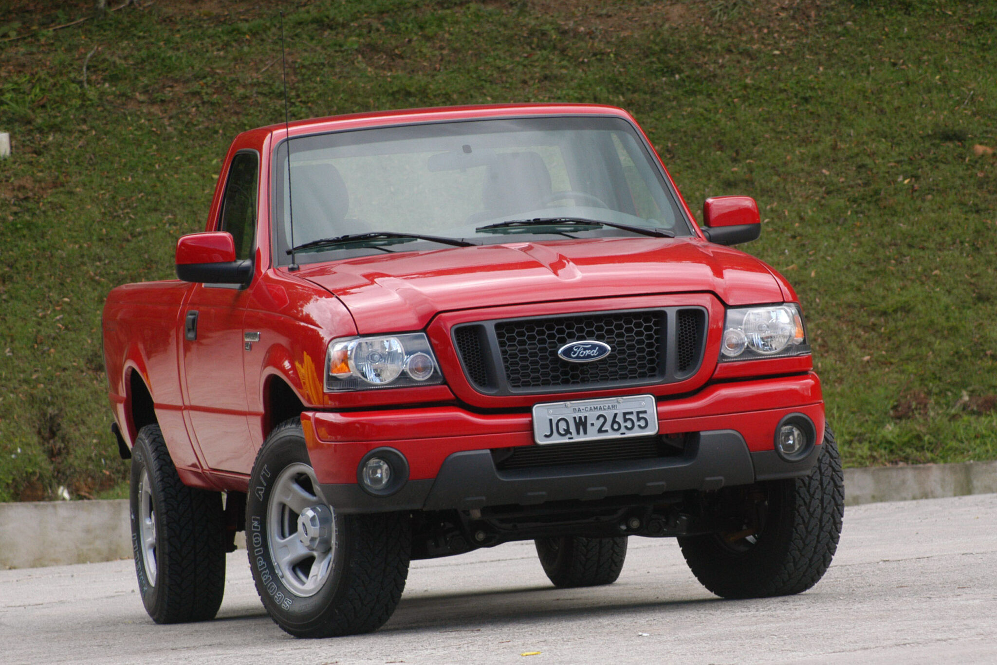 Ford Ranger Sport 2008 vermelha de frente estacionada