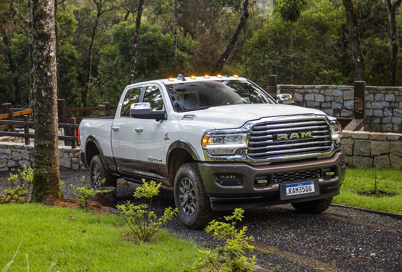 Ram 3500 Laramie branca para matéria sobre o Cummins day e inovações da marca para as picapes