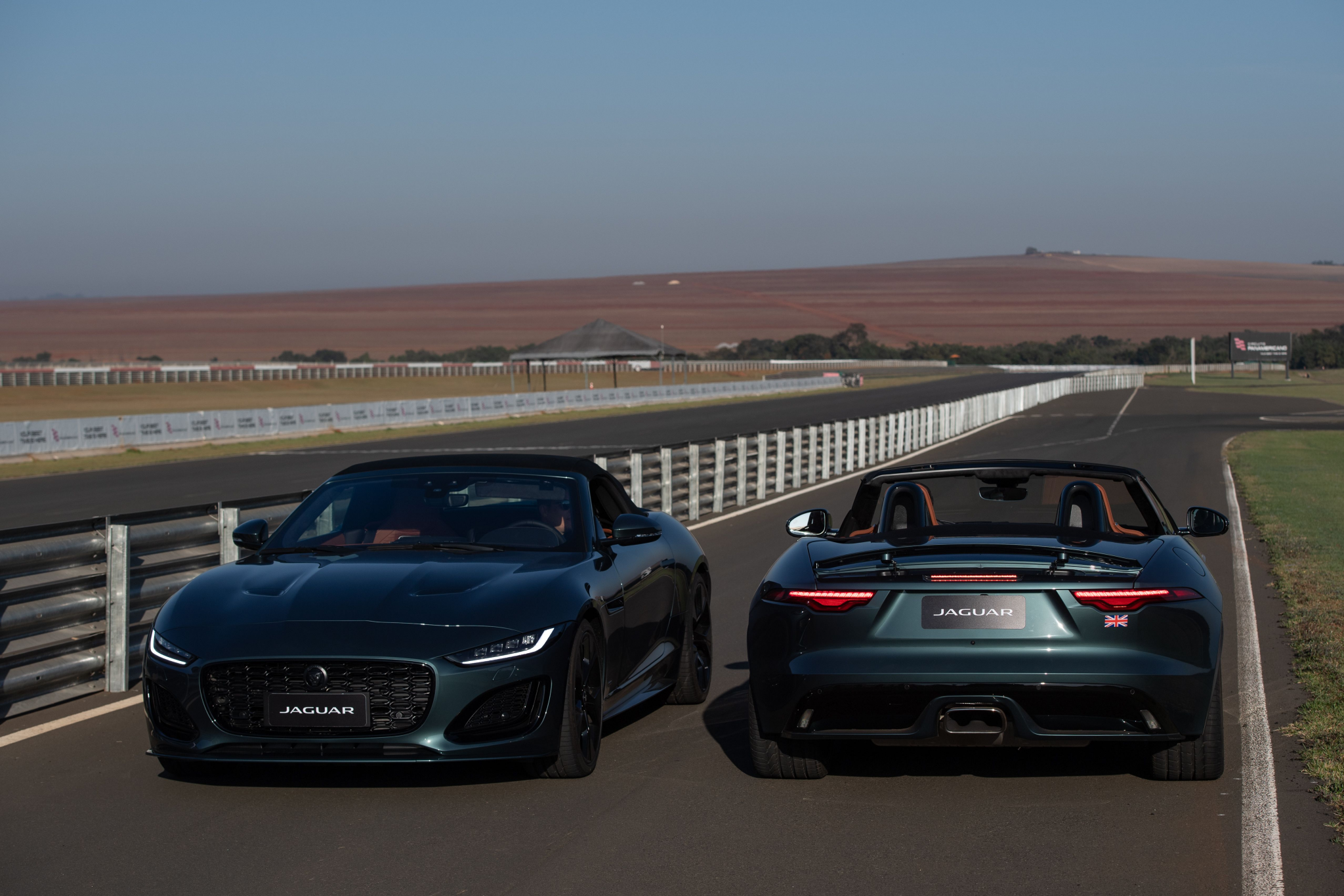 Jaguar F-Type 75 vista frontal e traseira em pista de corrida 