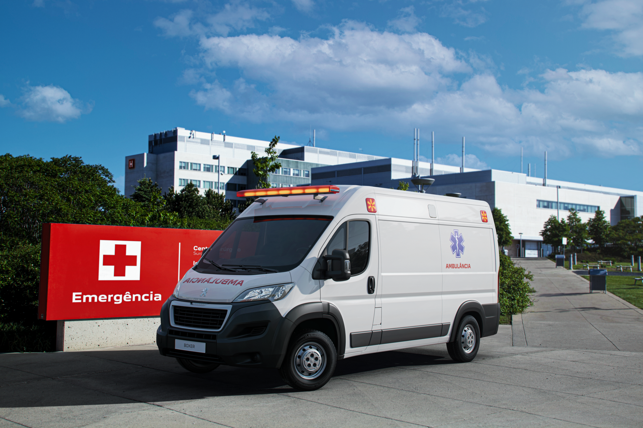 Peugeot Boxer Cargo branca transformada em viatura lateral em ambiente de fábrica