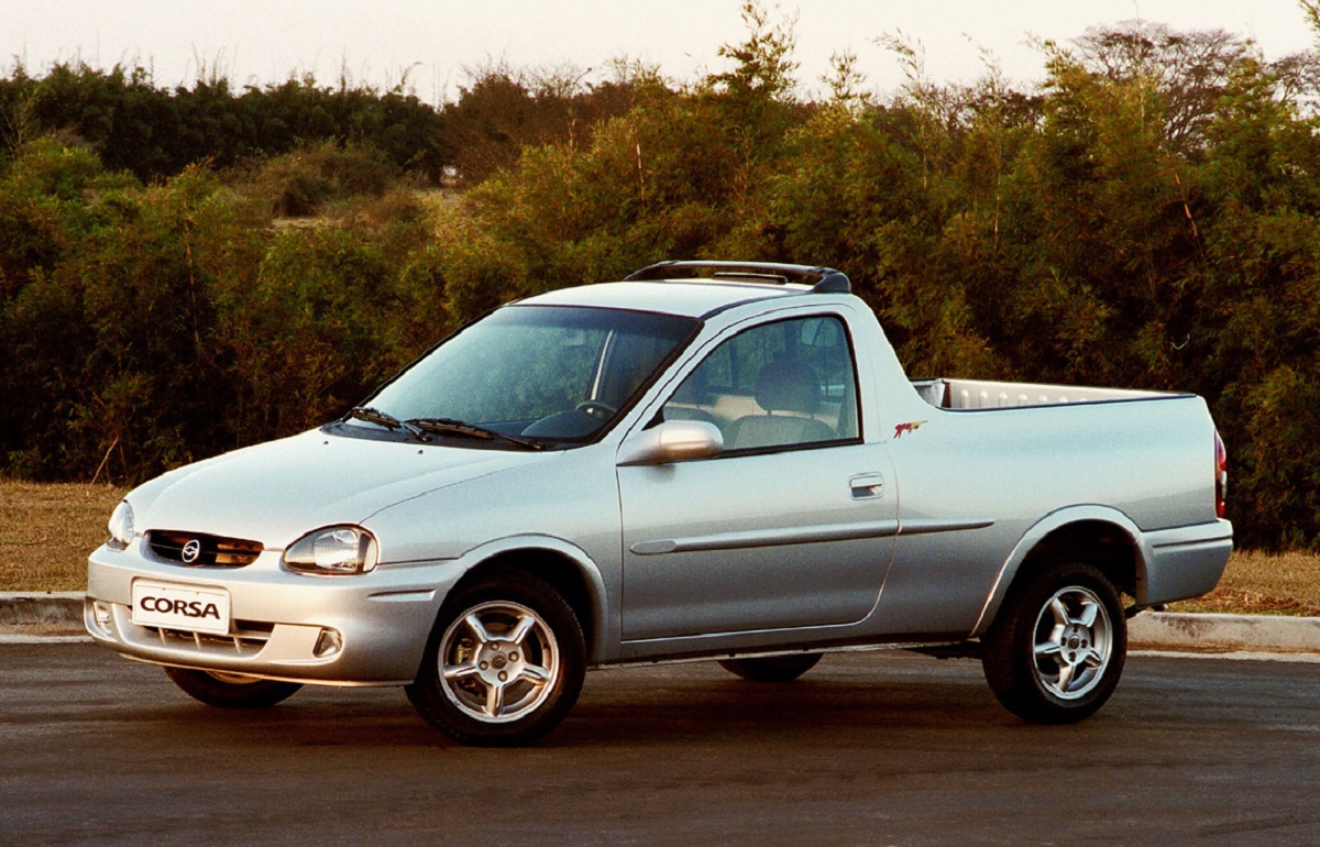 Chevrolet Corsa pickup 2002 prata de frente estacionada