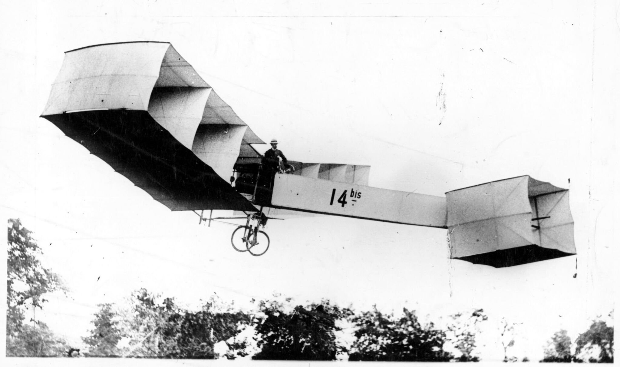 Alberto Santos Dumont voando no avião 14 Bis