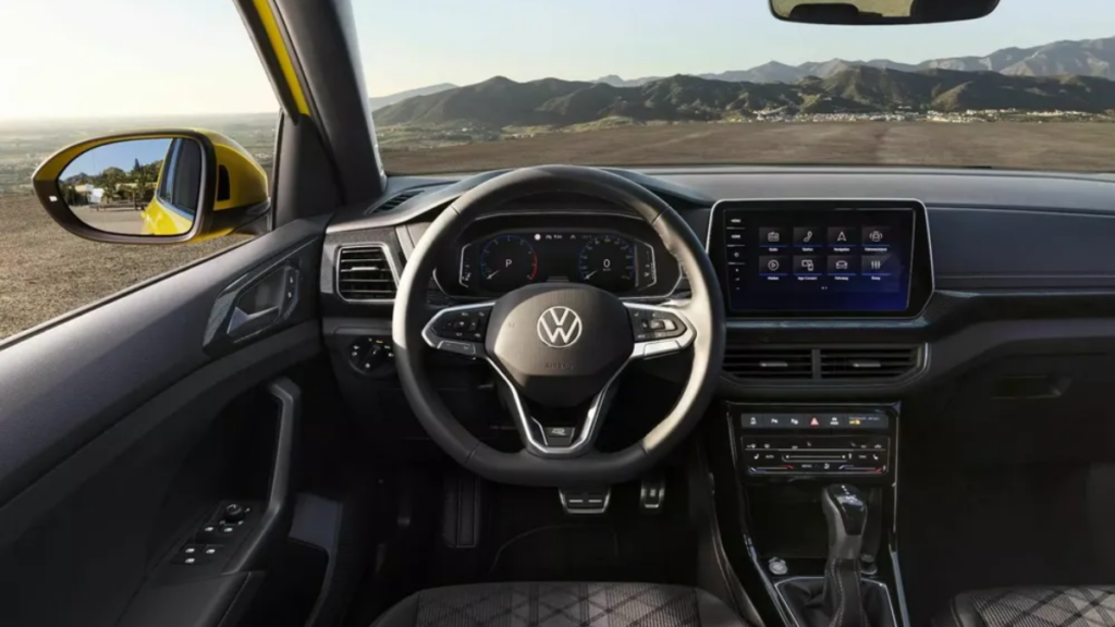 Volkswagen T-Cross 2024 amarelo neon vista interior; para matéria sobre a reestilização do SUV alemão