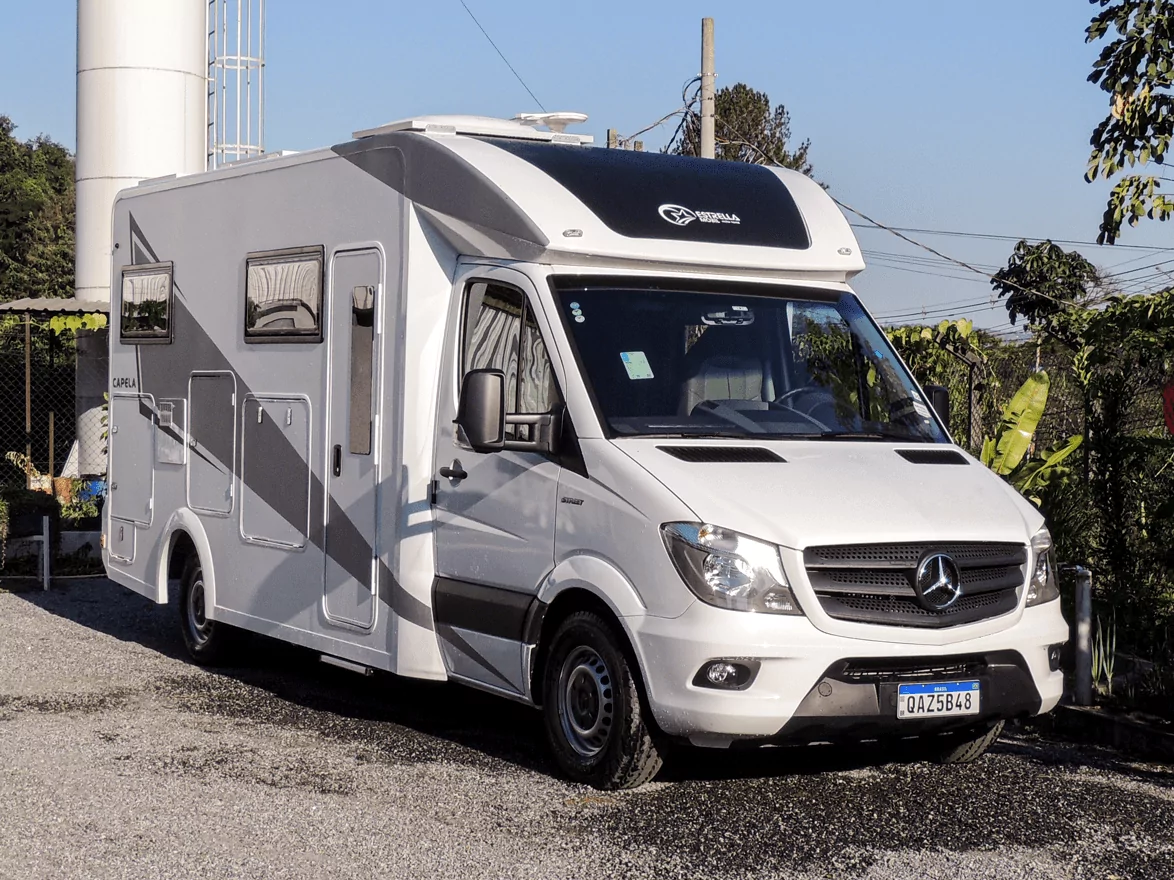 Exterior motorhome Capela Estrella Mobil branco e cinza