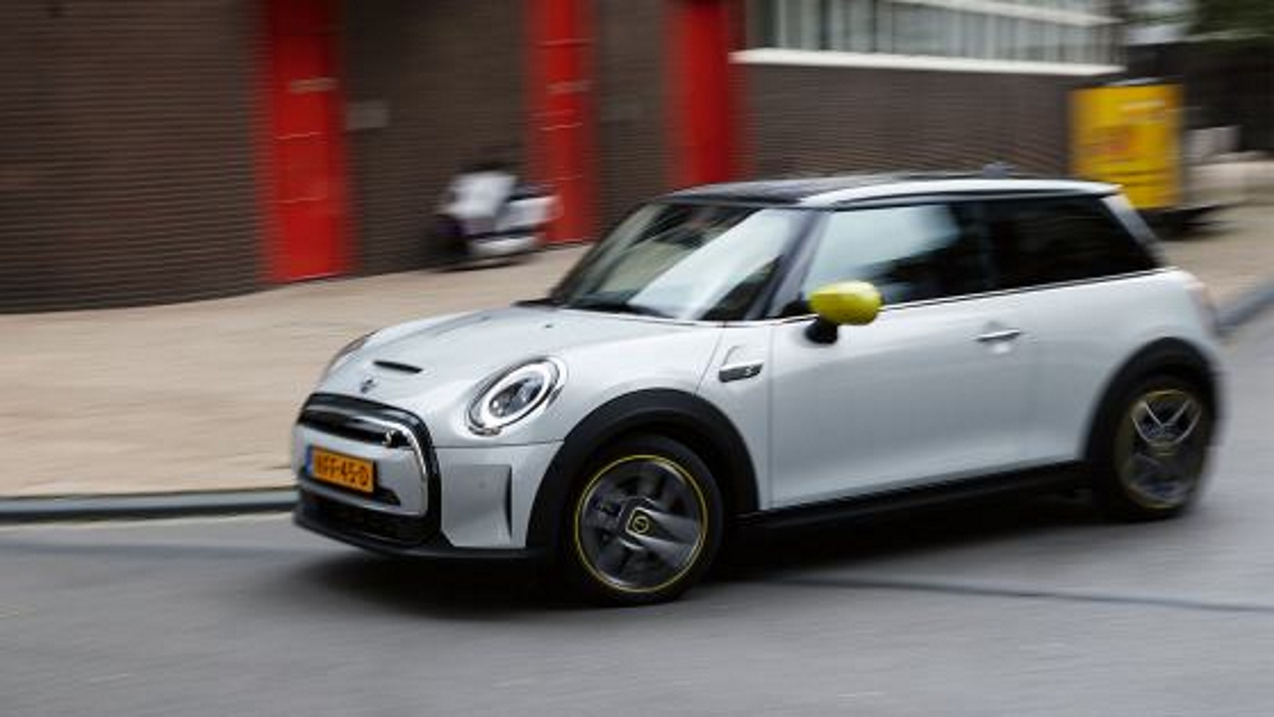 Mini Elétrico branco de frente em movimento; para matéria dos carros elétricos mais baratos do Brasil.