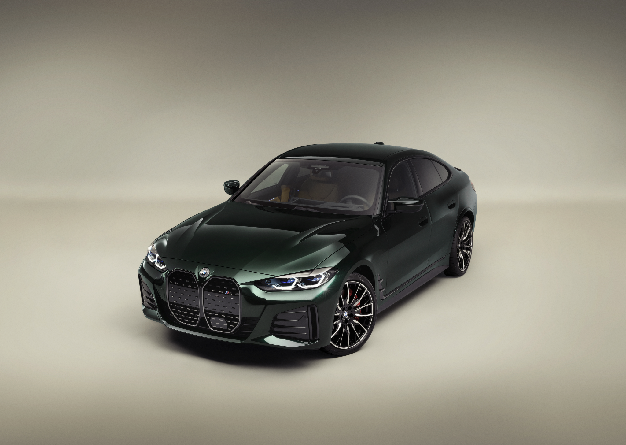 Modelo BMW i4 M50 verde metálico