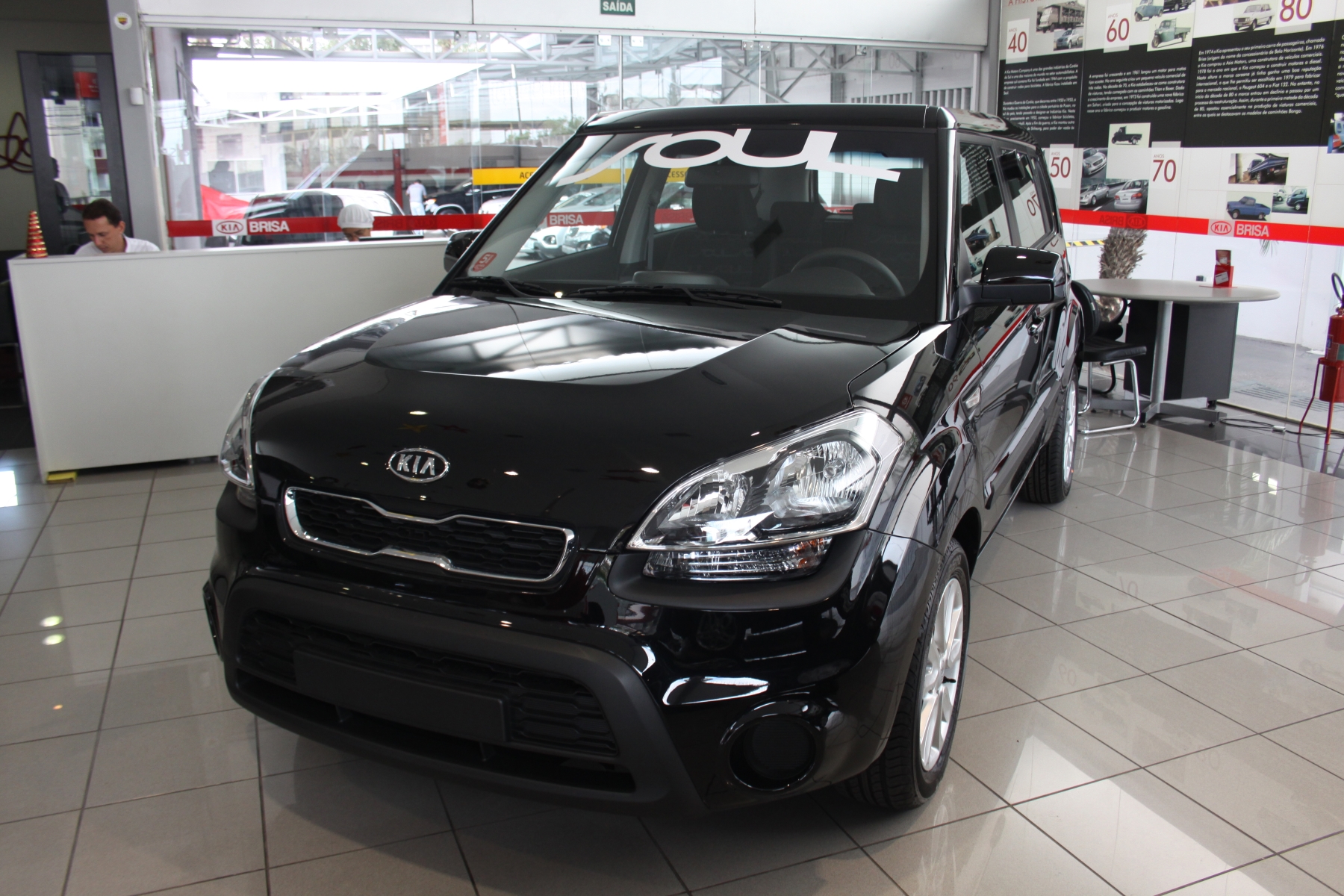 kia soul preto modelo 2012 de frente estatico na concessionaria