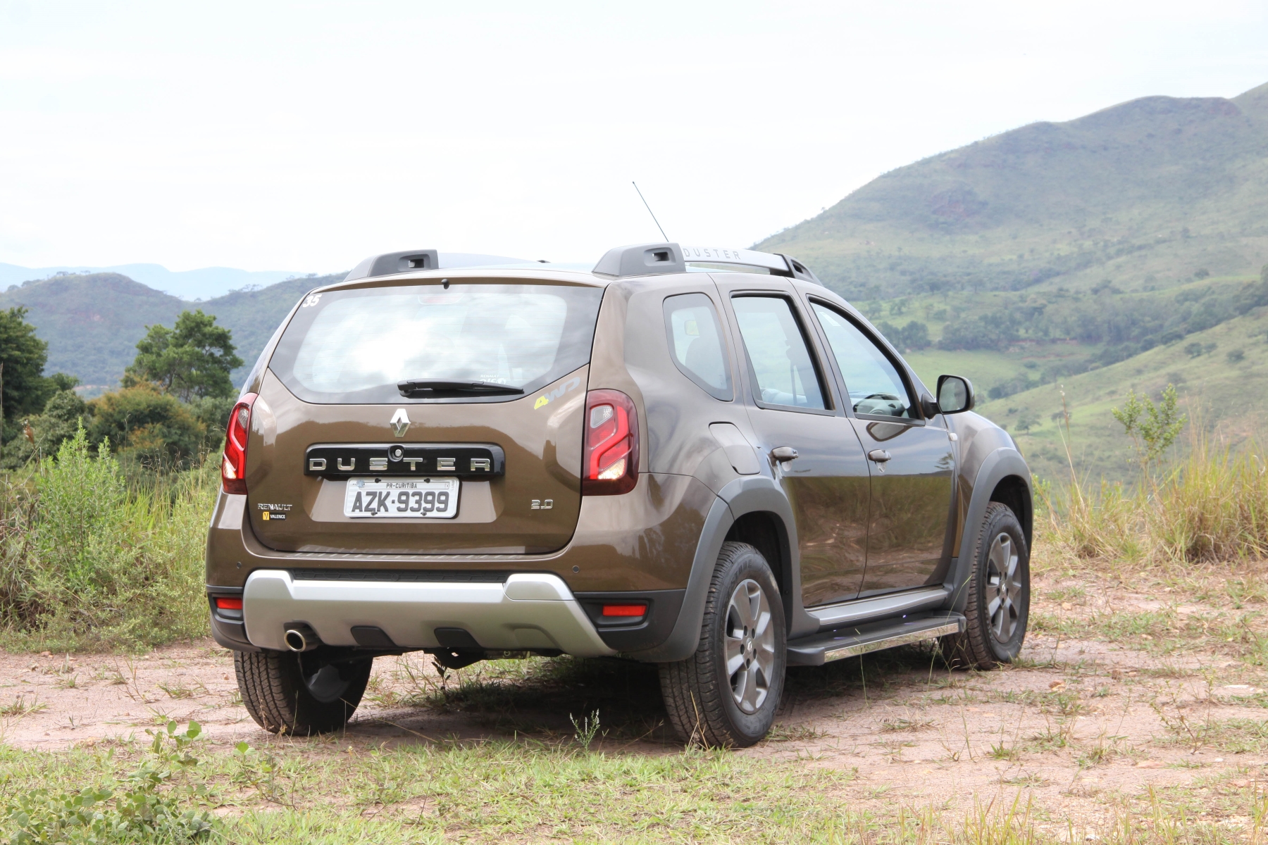 renault duster dynamique 2.0 4x4 2016 marrom de traseira estatico na terra