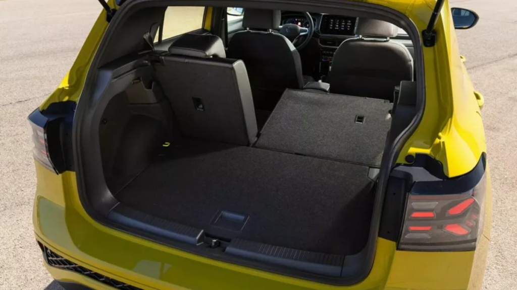 Volkswagen T-Cross 2024 amarelo neon vista interior porta-malas; para matéria sobre a reestilização do SUV alemão