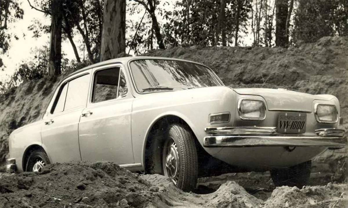 Volkswagen 1600 Zé do Caixão de frente em estrada de terra