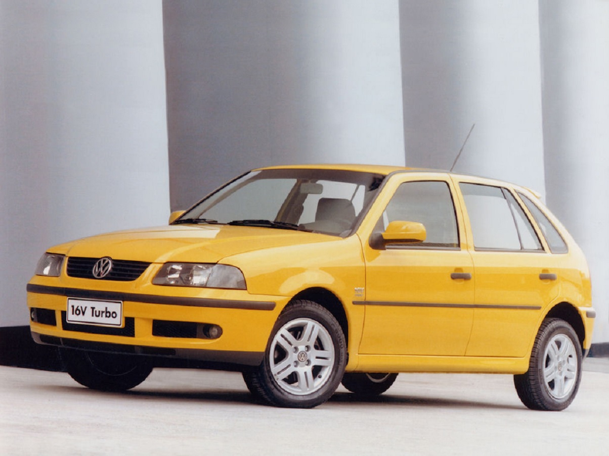 Volkswagen Gol G3 Turbo amarelo de frente estacionado