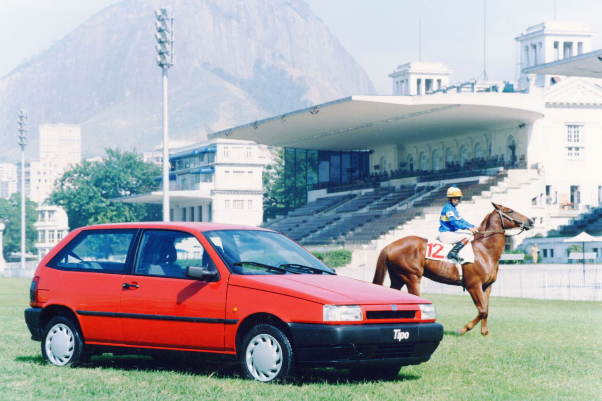 Fiat Tïpo 1.6 i.e. duas portas vermelho estacionado de frente