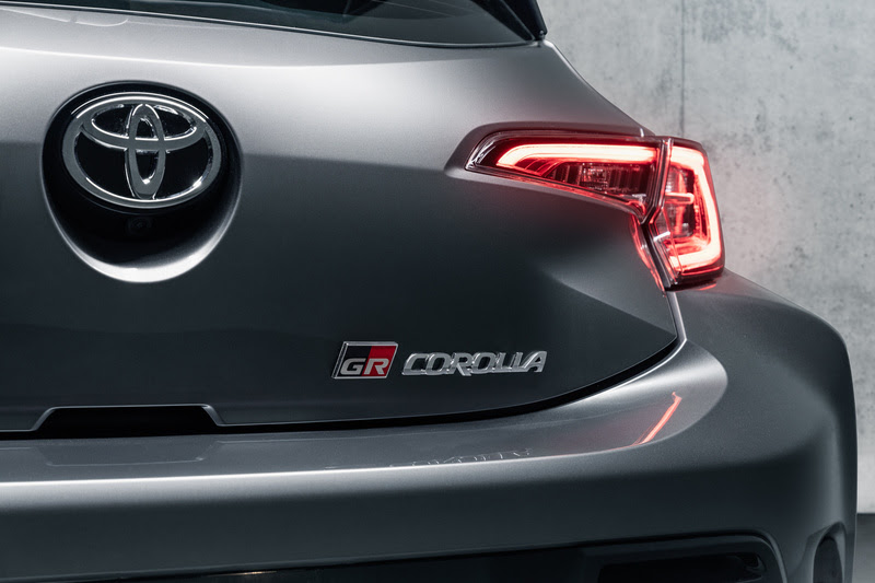 Toyota GR Corolla: Emblema GR esportivo cinza 