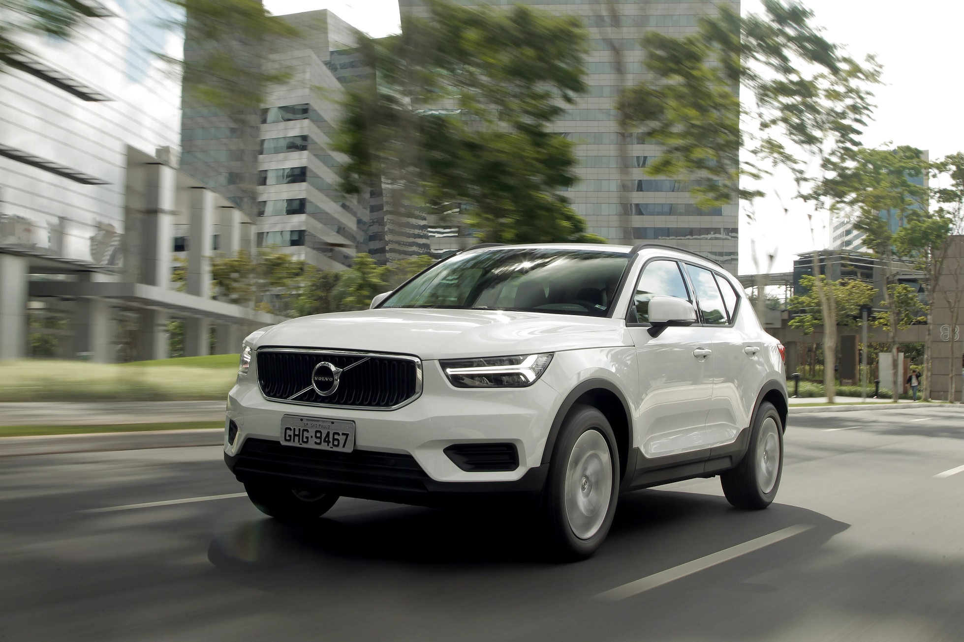 Volvo XC40 T4 branco de frente em movimento