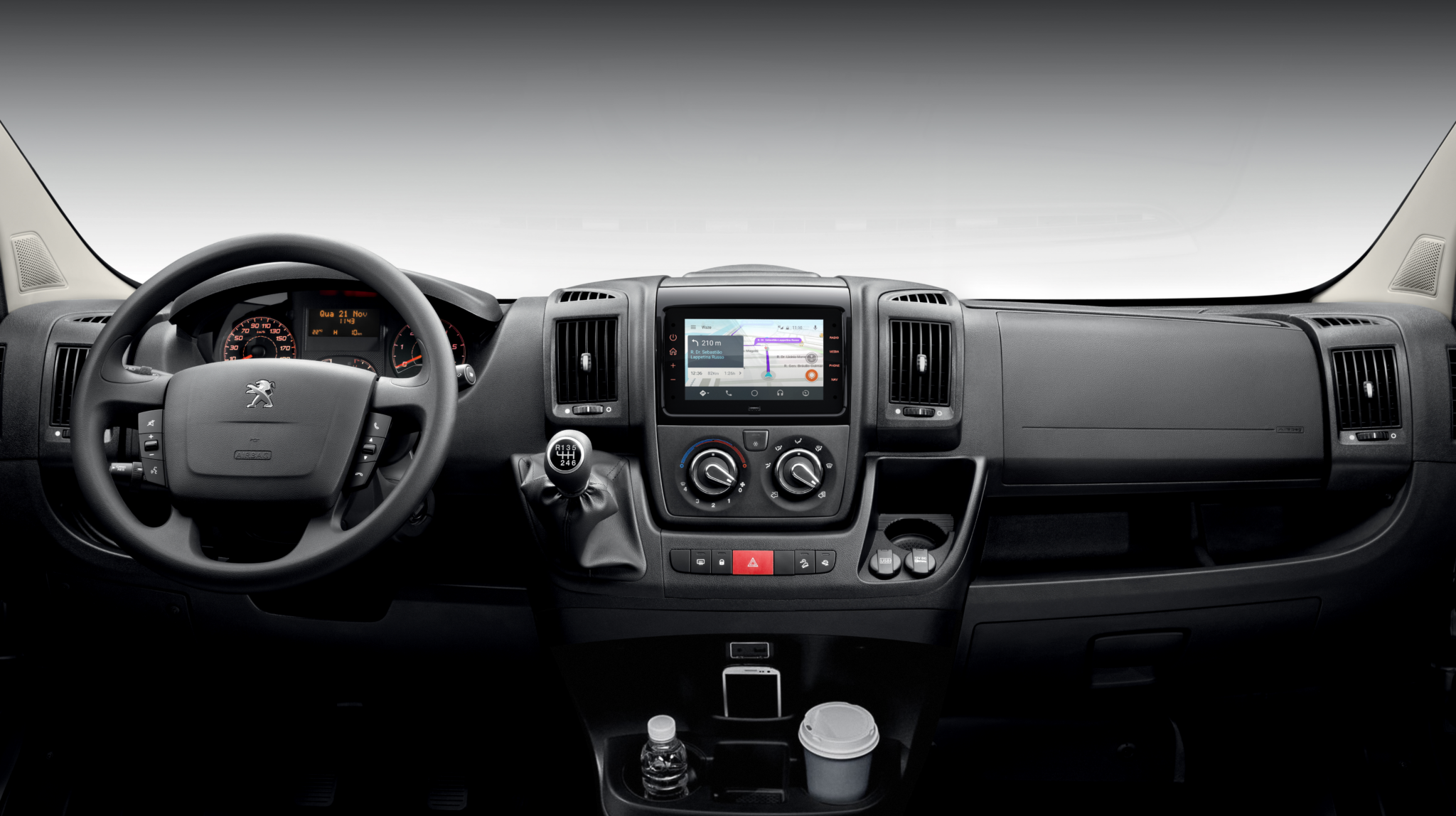 Interior Peugeot Boxer Cargo; imagem do painel