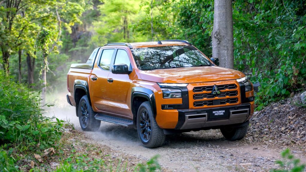 Mitsubishi L200 2024, nuevo naranja, vista frontal, en movimiento.  La llegada del vehículo a Brasil fue confirmada en el salón del automóvil.