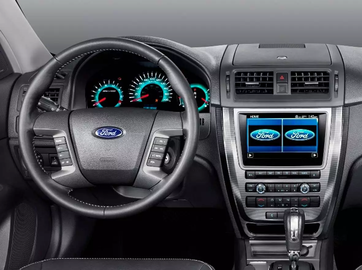Painel luminoso do Ford Fusion iluminado em azul com volante e painel cinza.