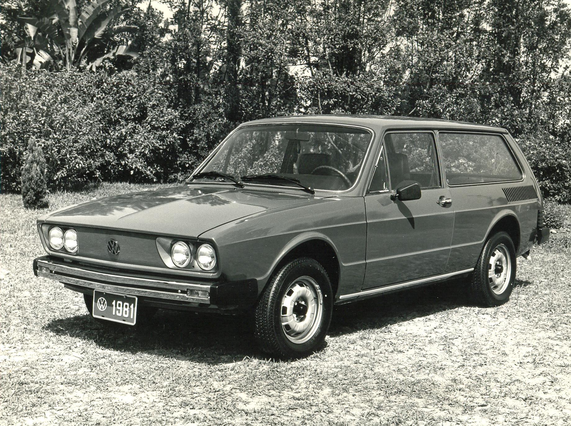 Volkswagen Variant II 1981 de frente estacionada