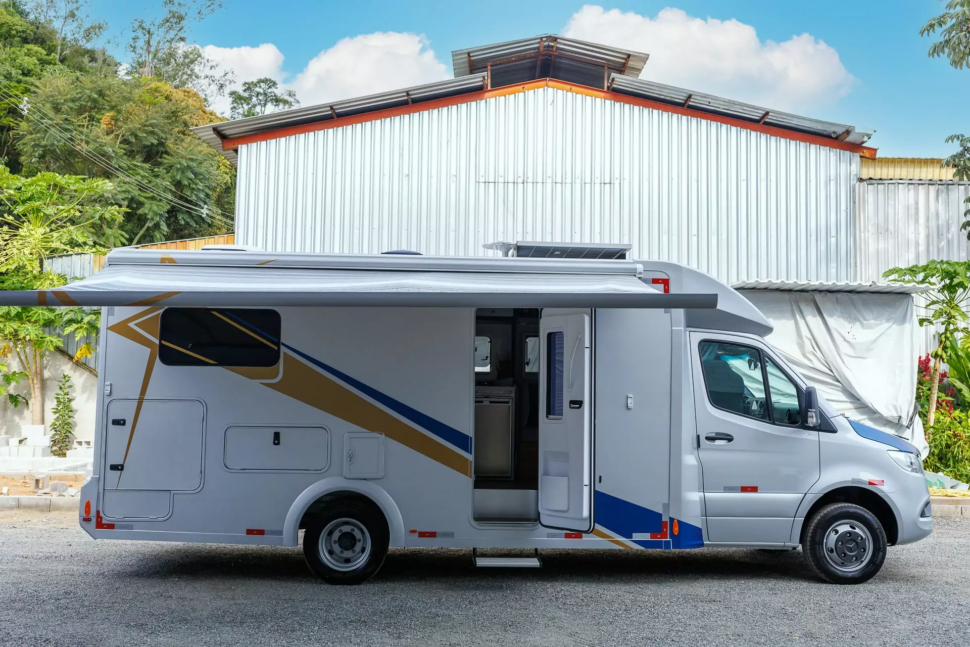 Exterior motorhome Vega Estrella Mobil branco com estampa