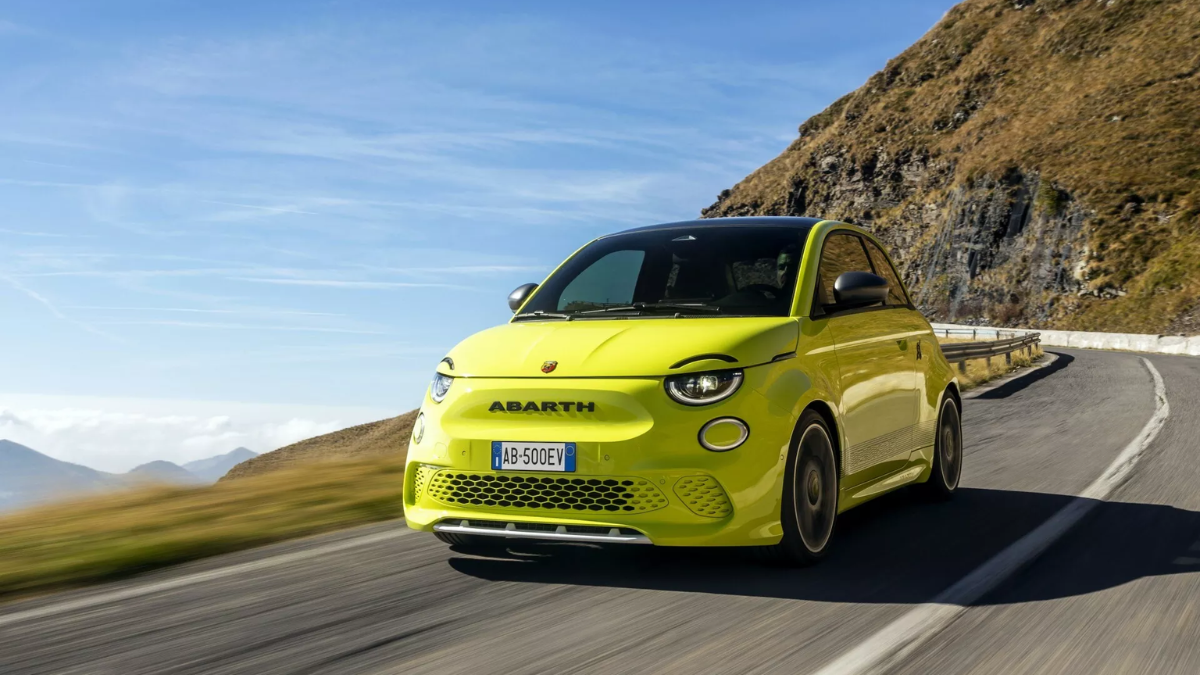 Abarth 500e amarelo na rodovia; para matéria sobre a estreia do carro na nova Missão: Impossível