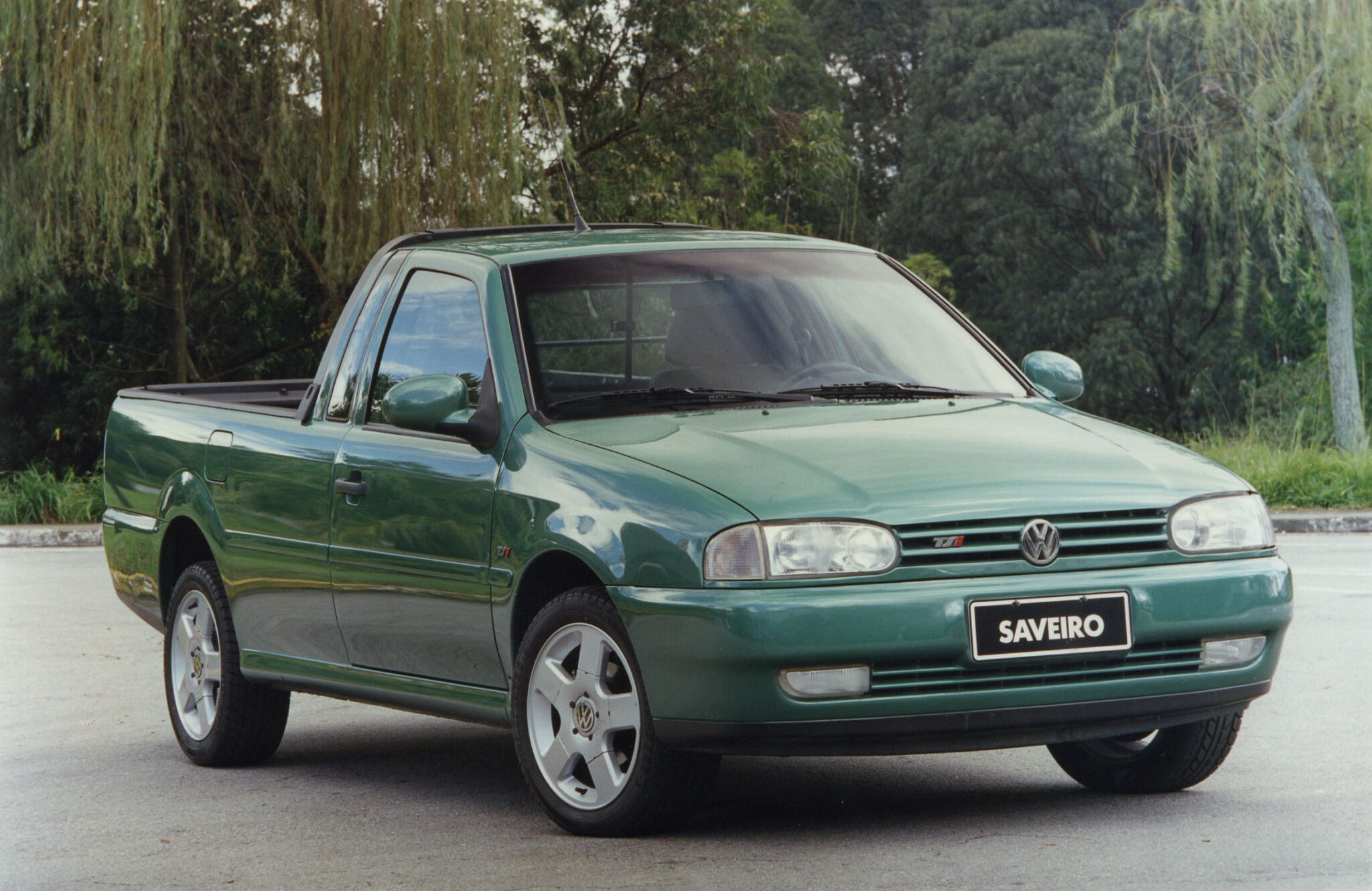 Volkswagen Saveiro TSI 2.0 1999 verde de frente estacionada