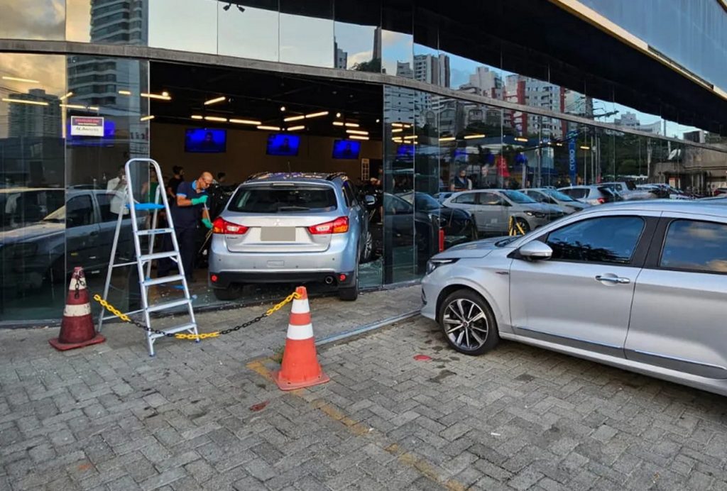 Carro invade academia na Bahia de traseira.