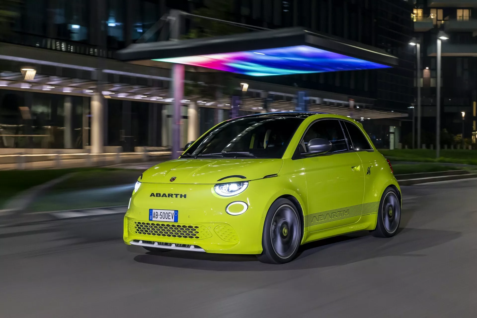 Novo Fiat Abarth 500e amarelo em via à noite 