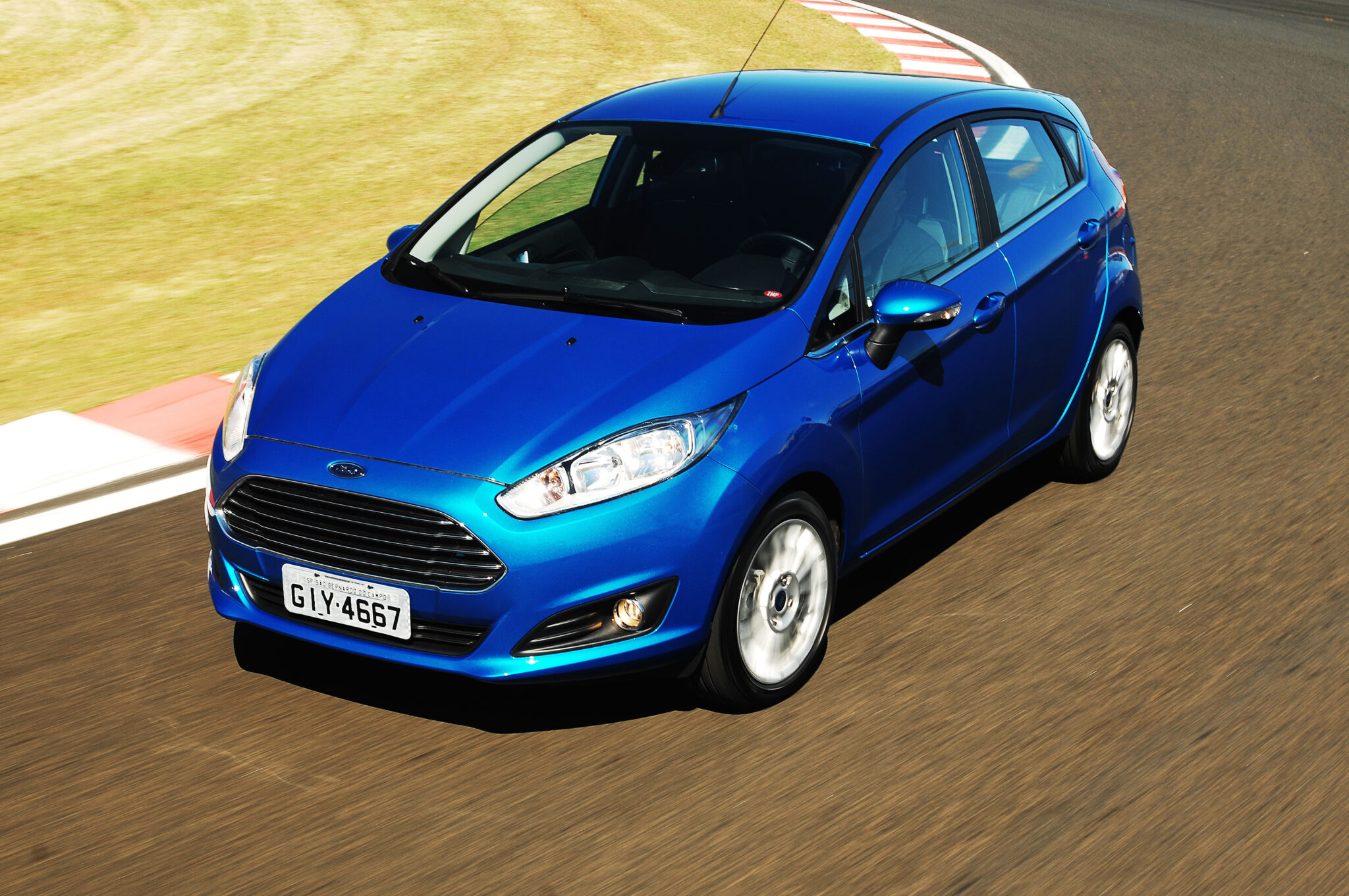 Ford Fiesta EcoBoost azul de frente em movimento