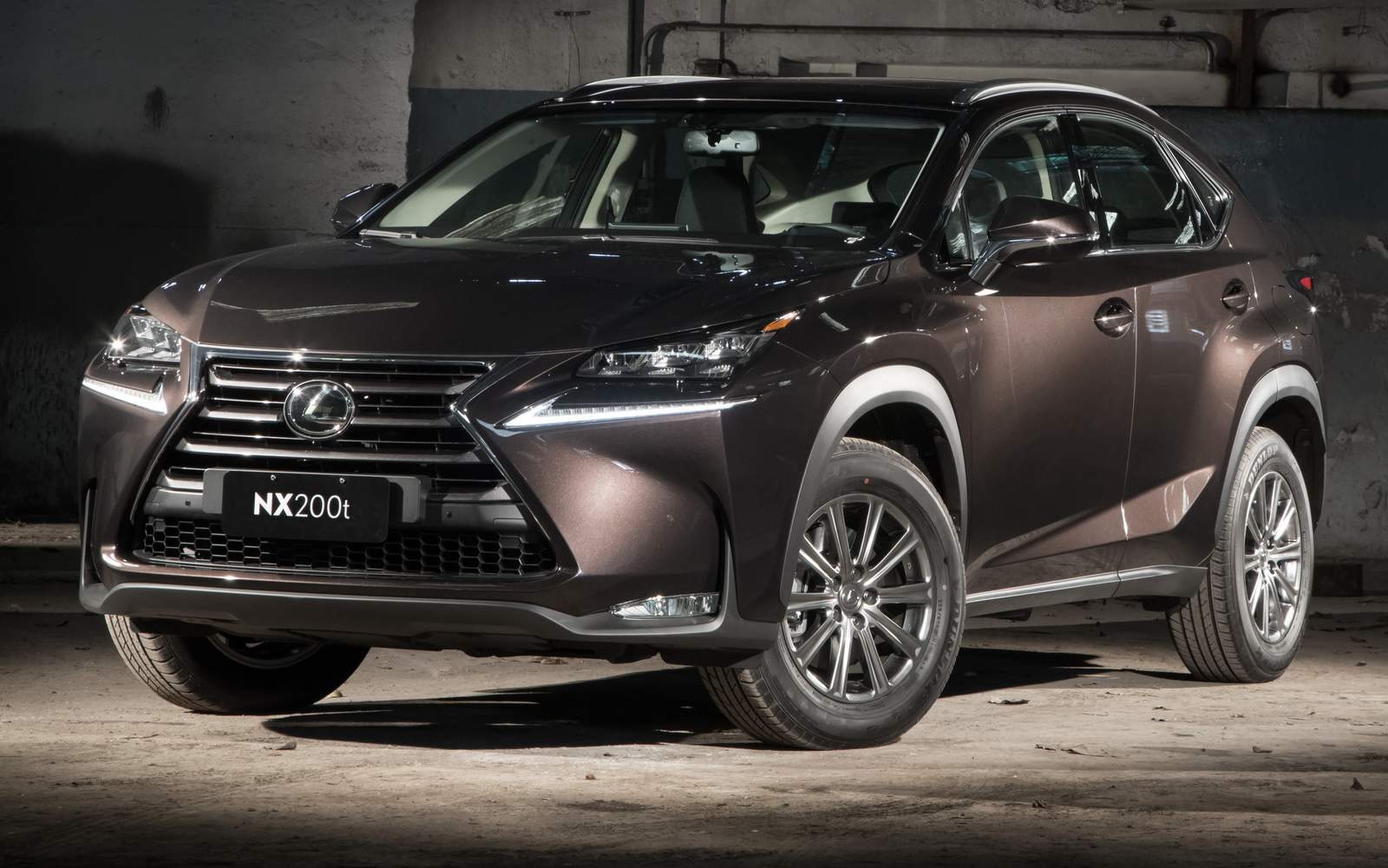 Lexus NX200 2016 de frente estacionado