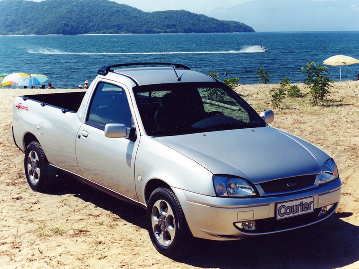 Ford Courier Sport prata de frente estacionada