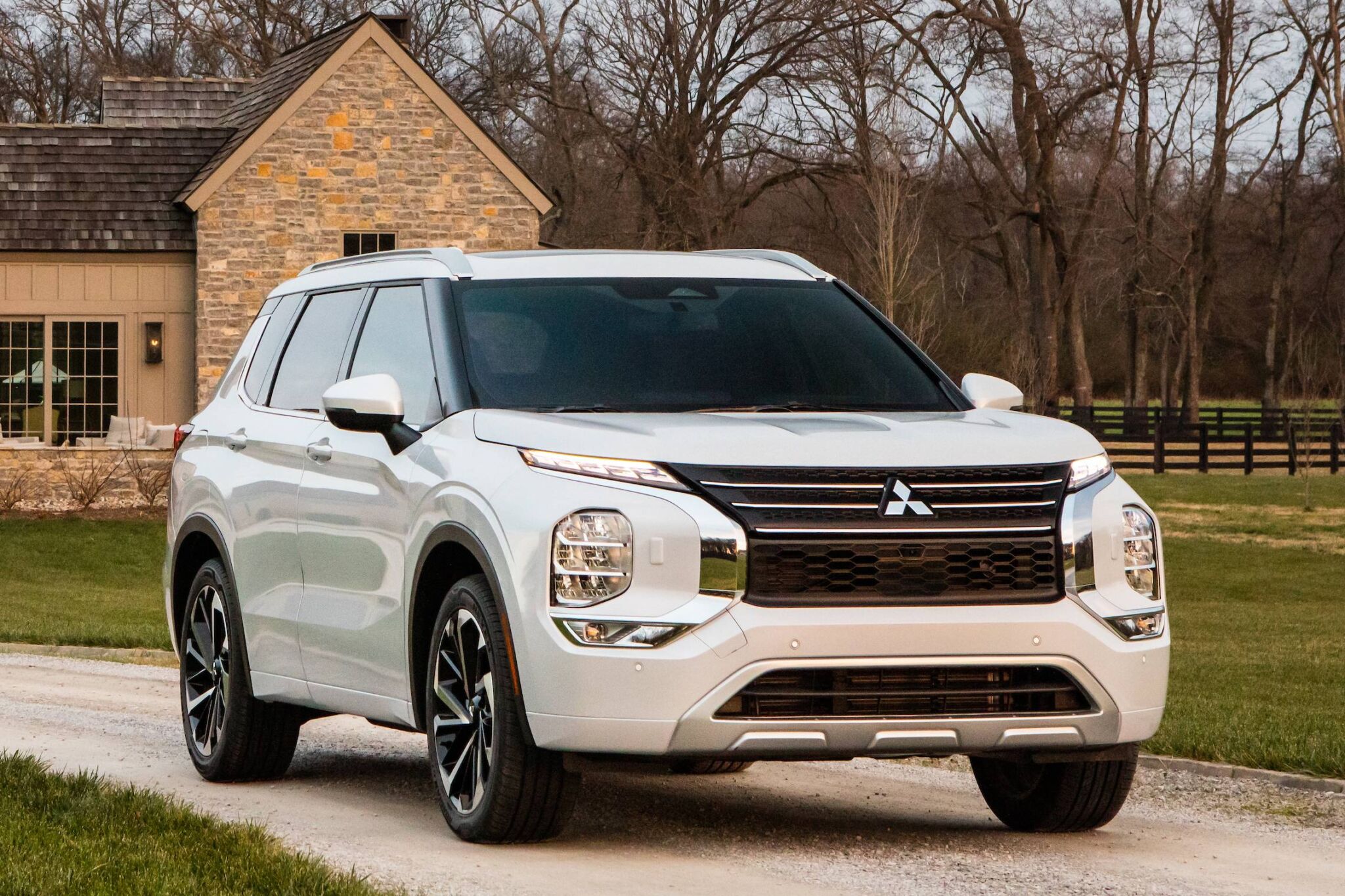 Mitsubishi Outlander branco de frente estacionado