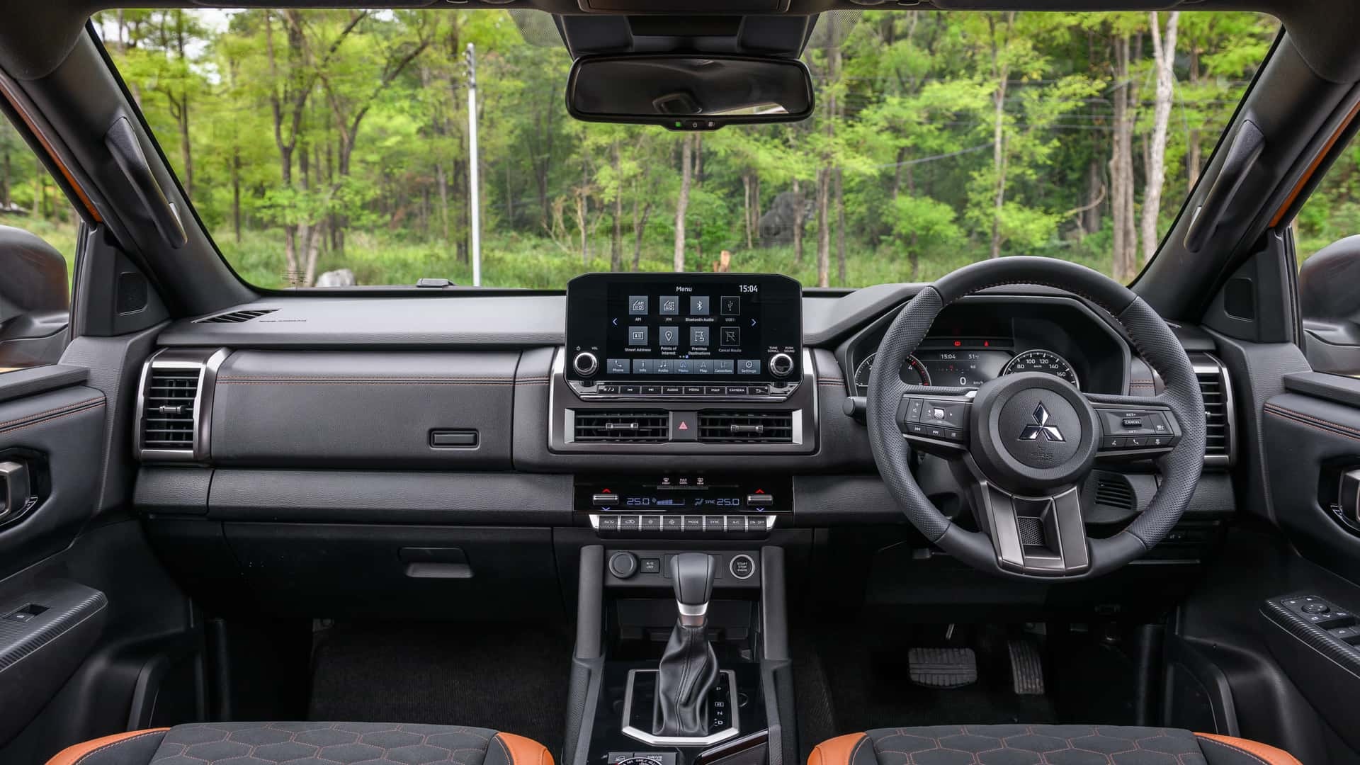 Nova Mitsubishi L200 2024 painel interior