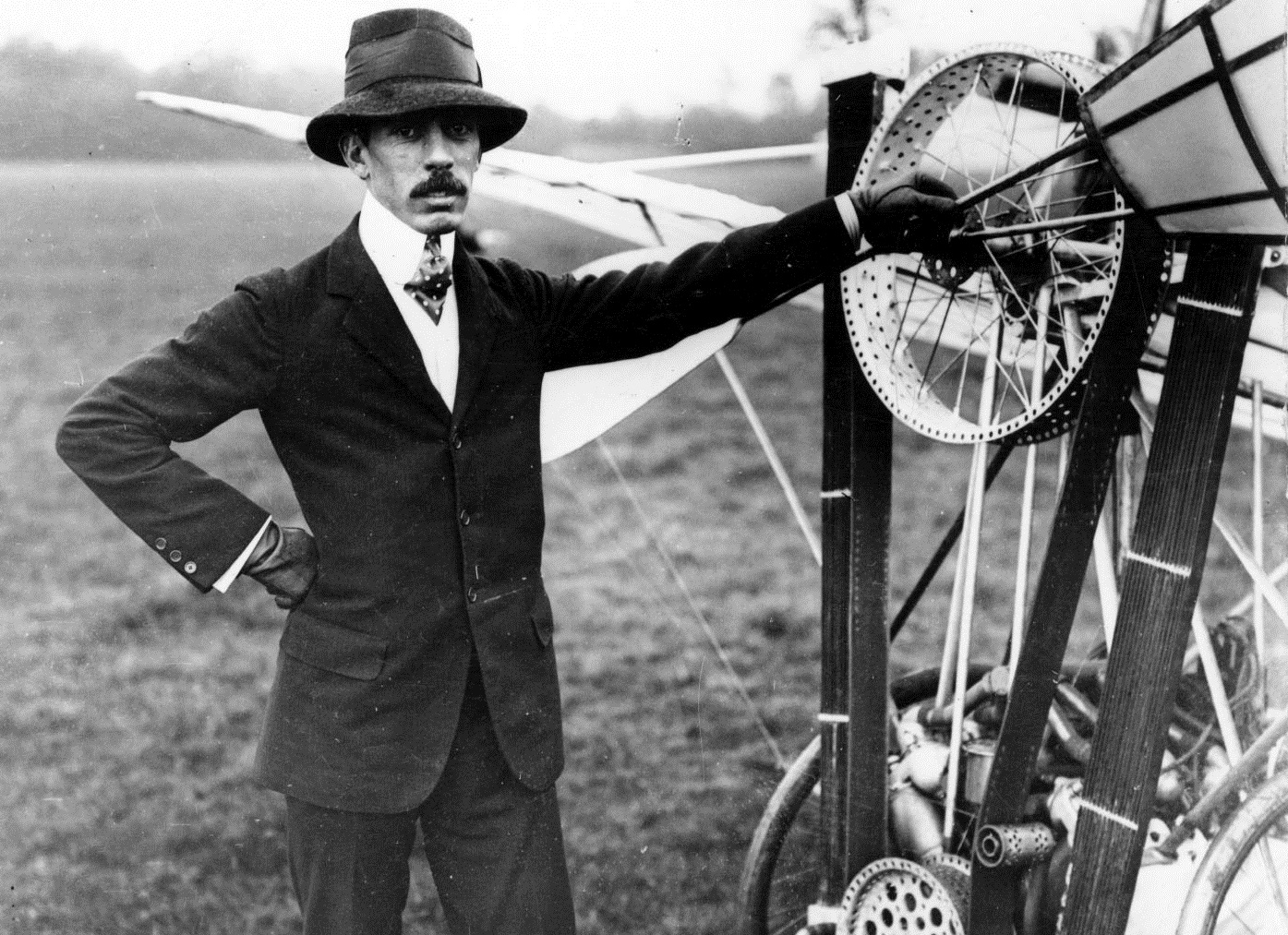 Alberto Santos Dumont com o avião 14 Bis