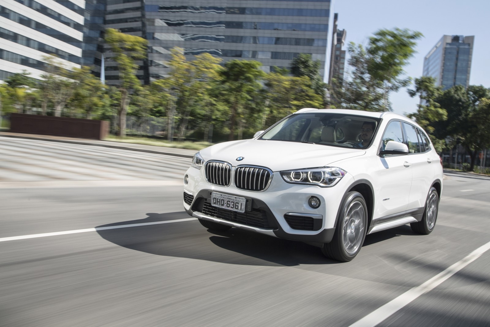 BMW X1 branco de frente em movimento