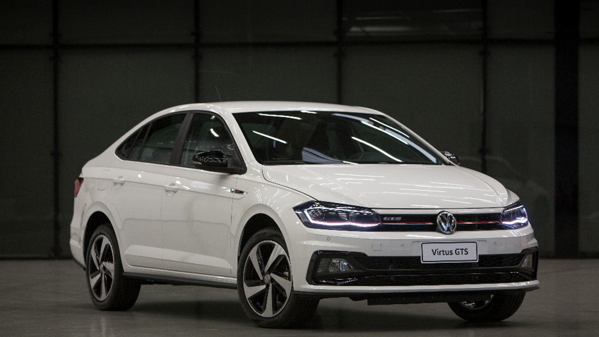 Volkswagen Virtus GTS frente blanco en el estudio