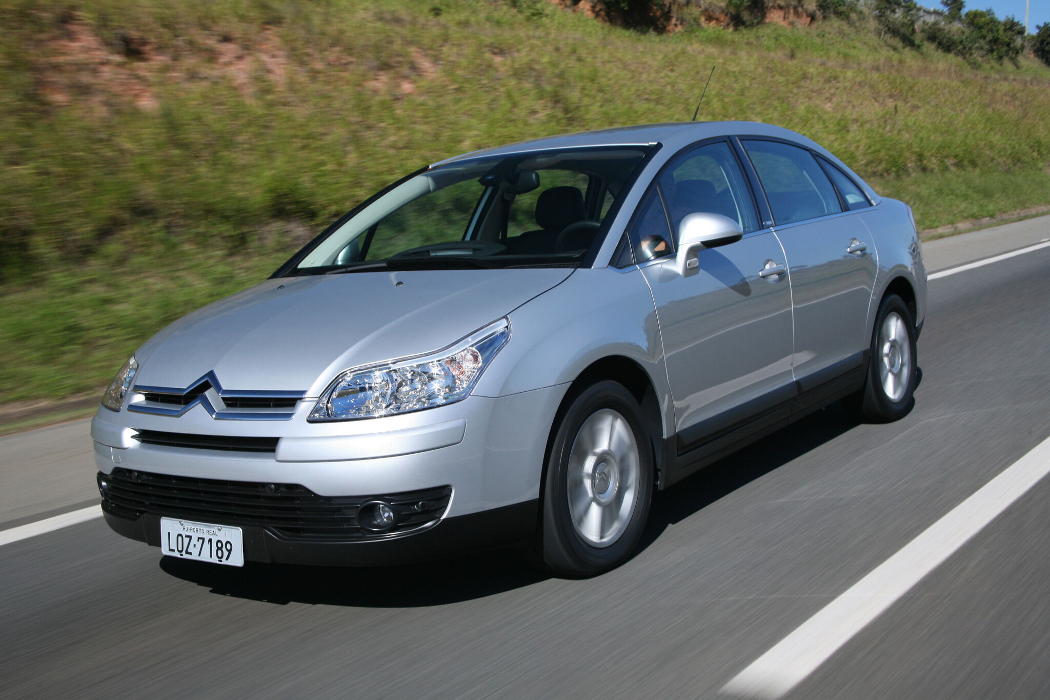 Citroën C4 Pallas prata de frente em movimento