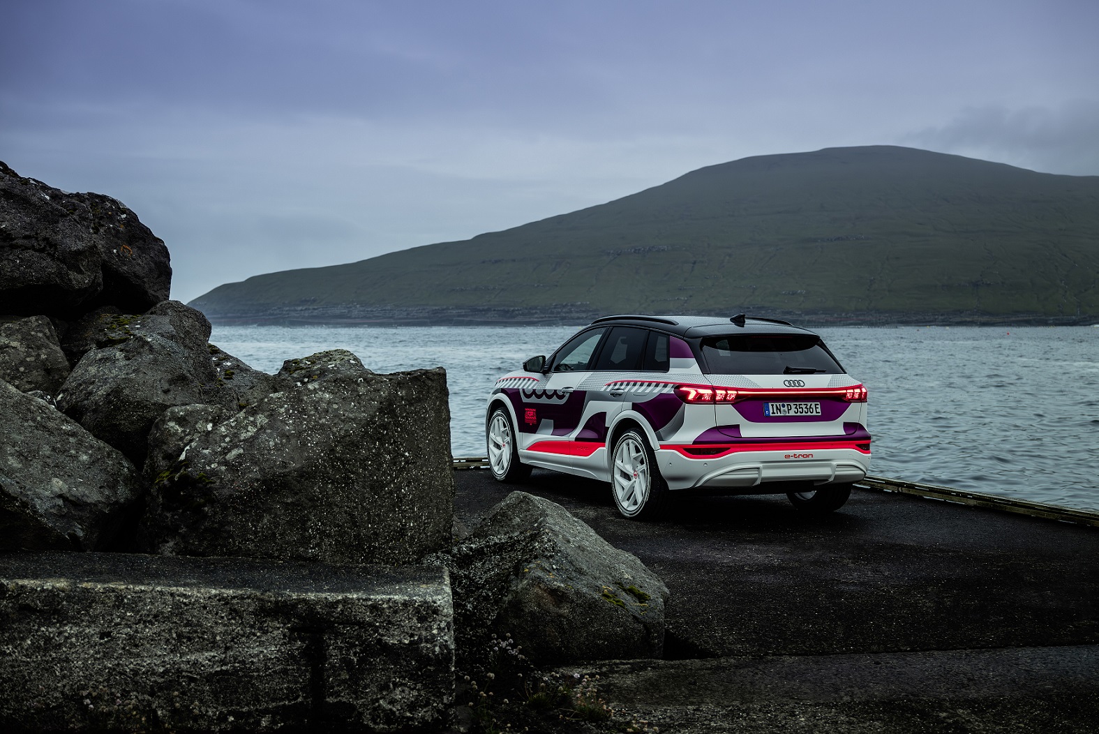 Audi q6 e tron vista traseira em praia