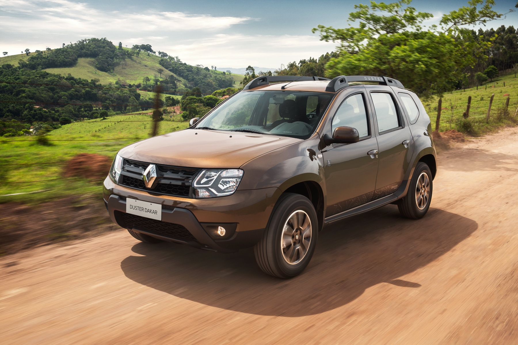 renault duster dakar modelo 2015 de frente em movimento na estrada de terra