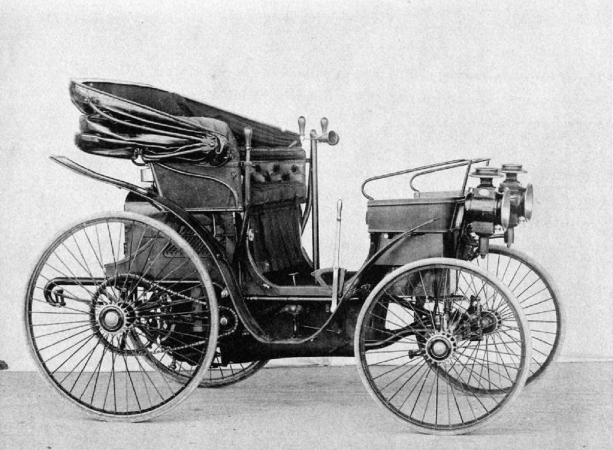 Santos Dumont, o pai da aviação, trouxe o primeiro automóvel ao Brasil
