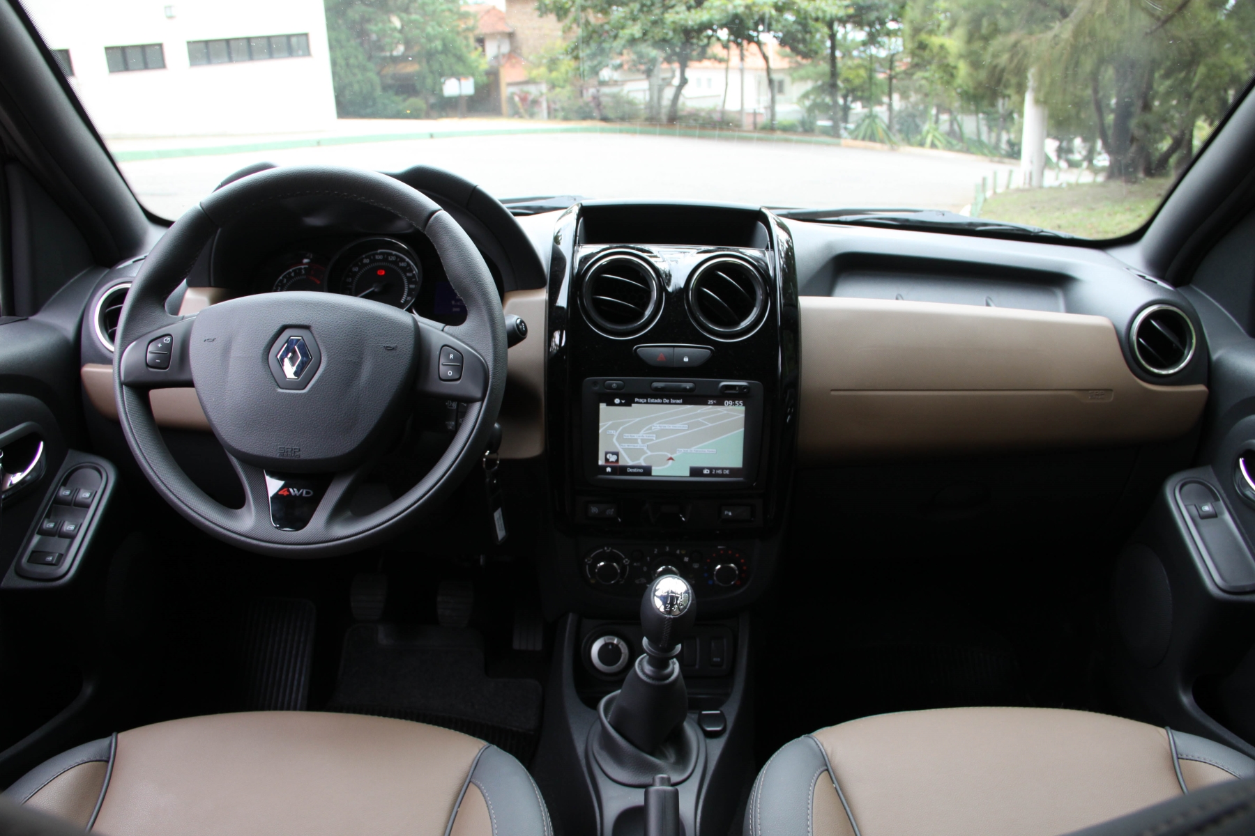 renault duster dynamique 2.0 4x4 2016 marrom interior painel e bancos estatico no asfalto