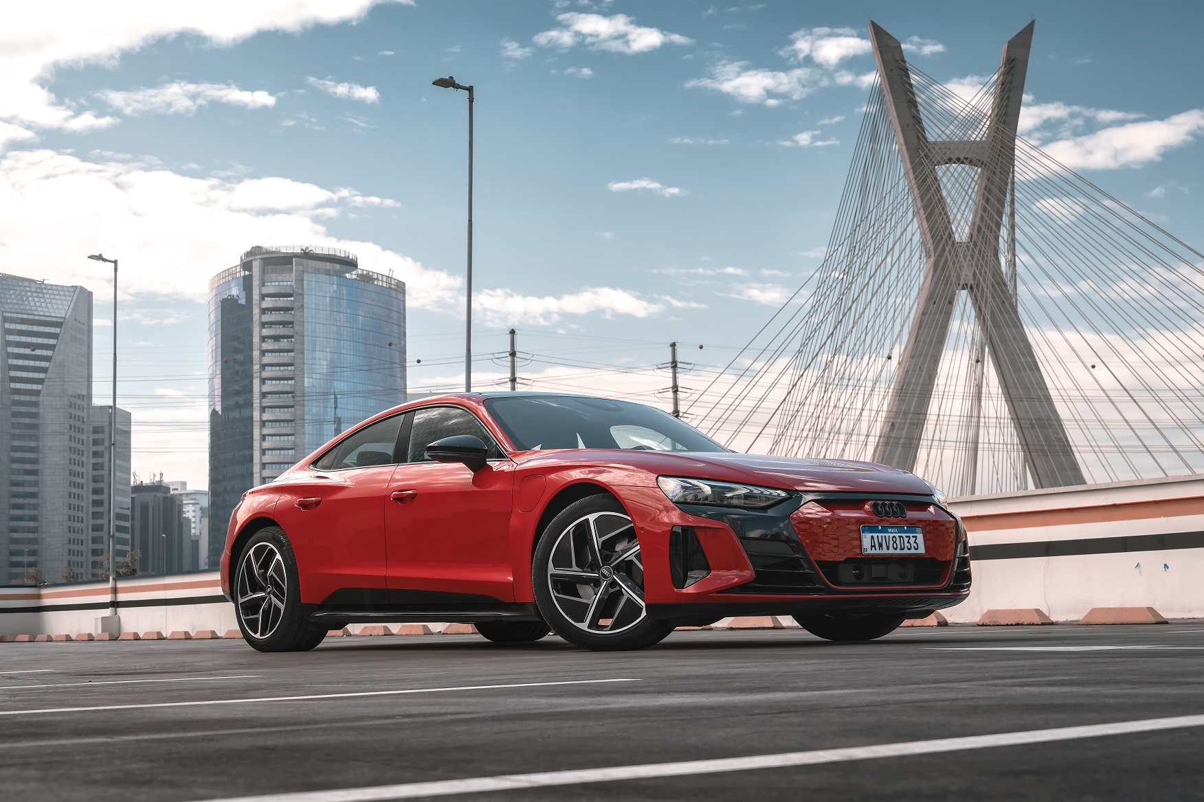 Audi e-tron GT vermelho vista fronto lateral