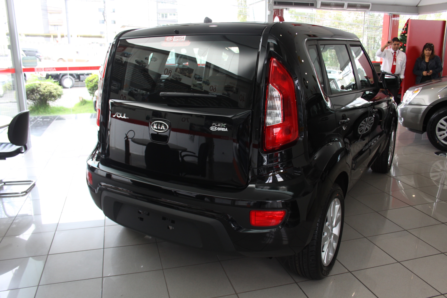 kia soul preto modelo 2012 de traseira estatico na concessionaria