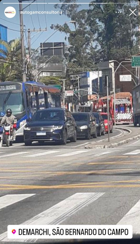 Story Autogam com Tiguan azul parada em semáforo