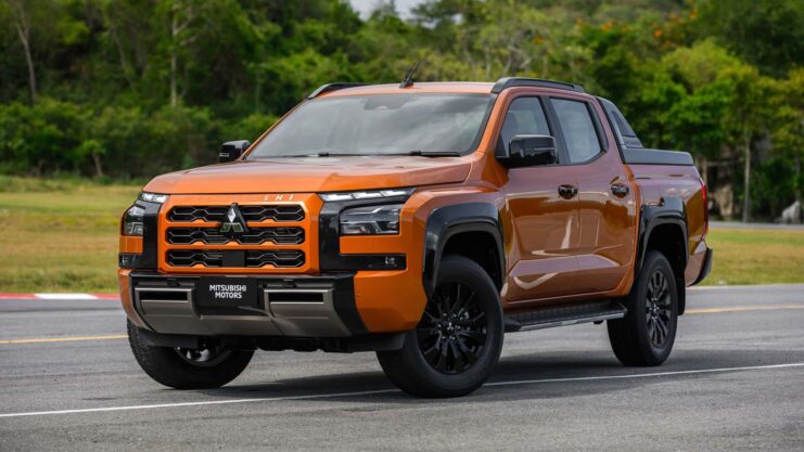 Mitsubishi L200 2024 new orange front.  The car's arrival in Brazil was confirmed at the auto show.