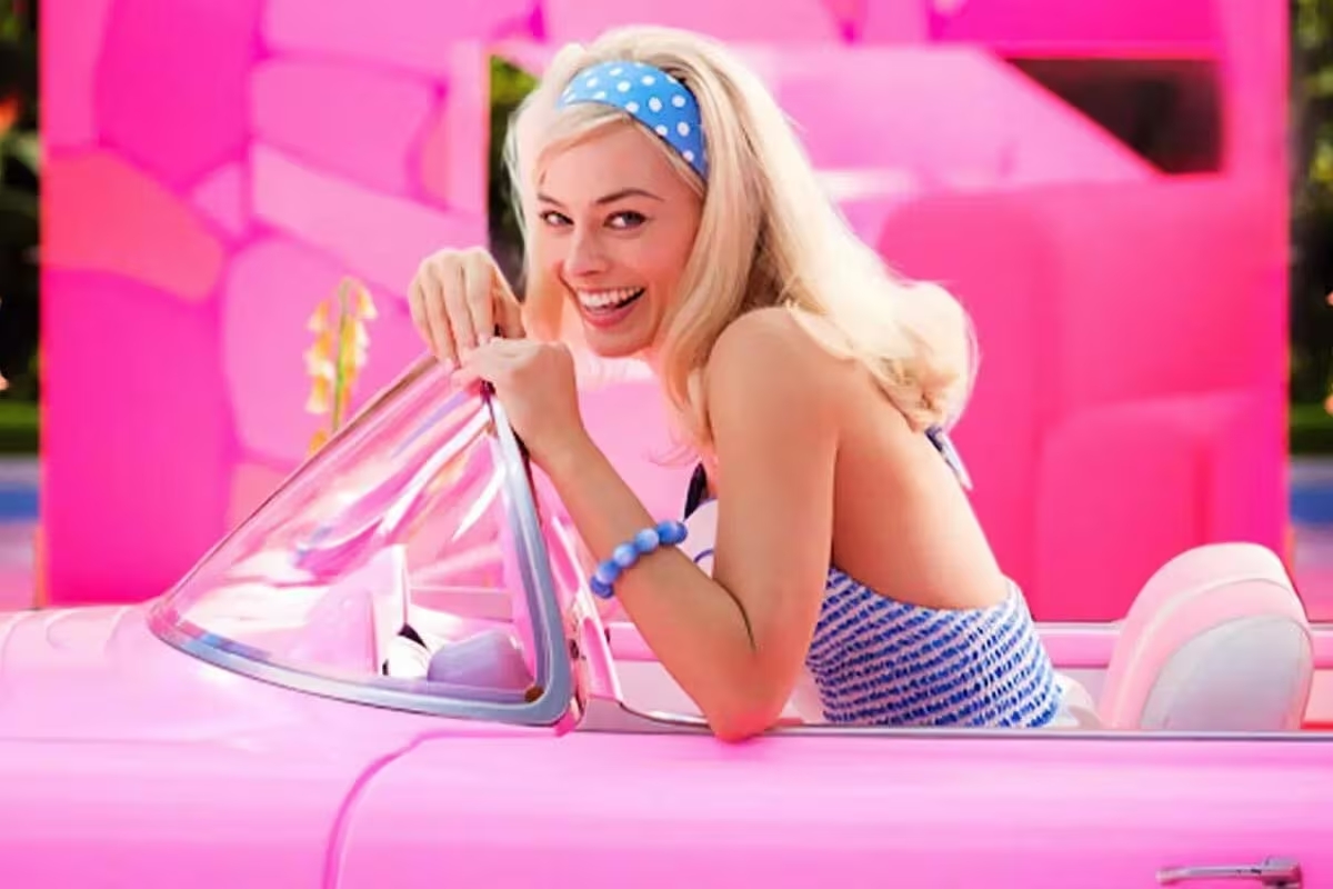 Boneca Barbie com Carro Fiat Rosa - Mattel