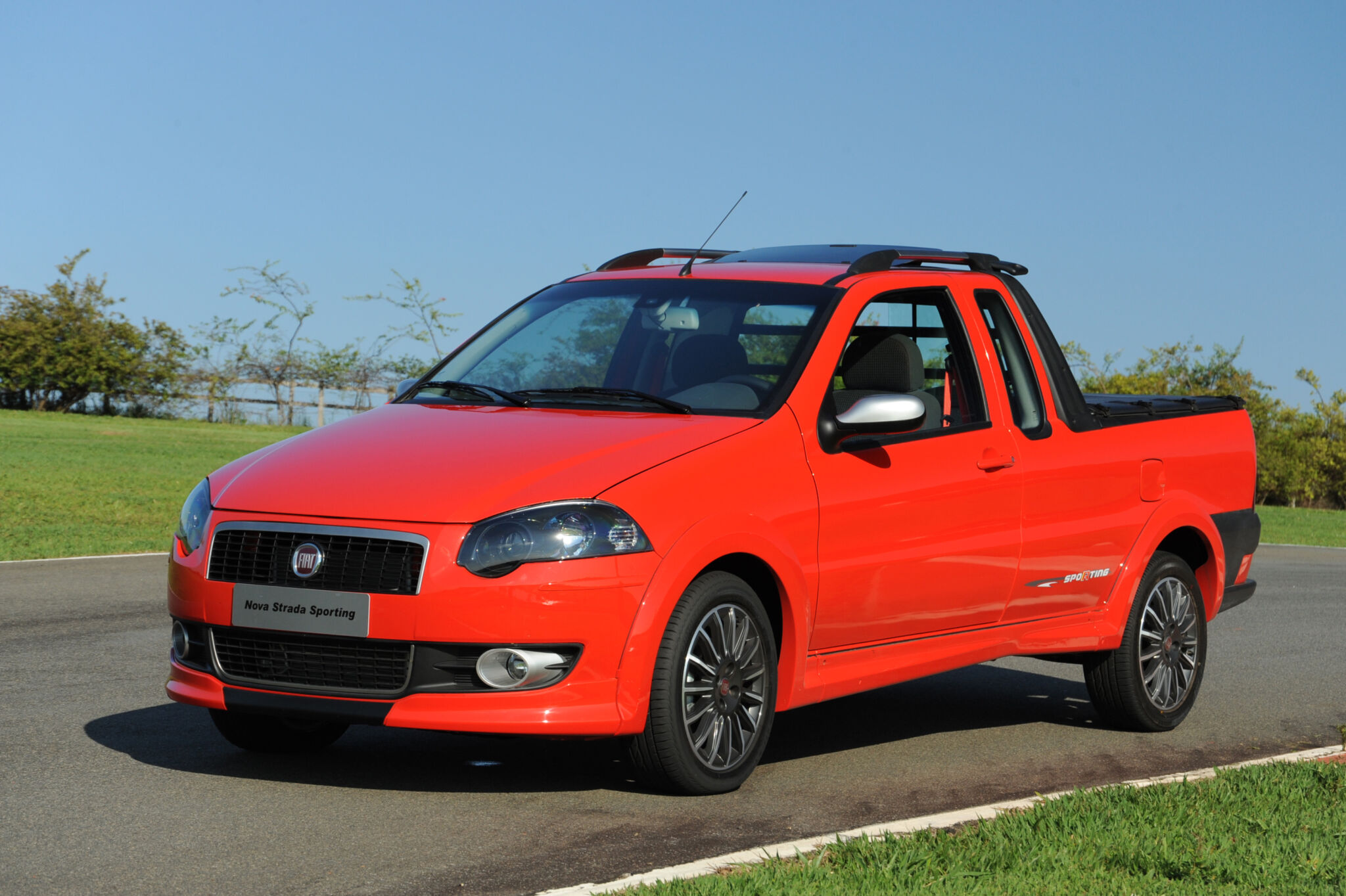 Fiat Strada Sporting 2011 vermelha de frente em movimento